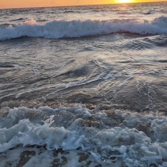 Live listing❣️ like to be notified when I go live for sunrise at the beach - Picture 2 of 6